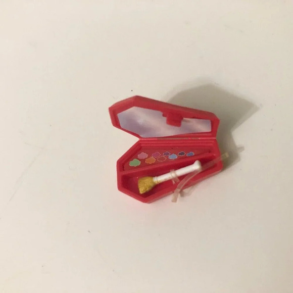 Monster High Doll Operetta Dot Dead Gorgeous Red Compact with Brush iCoffin Cell - Picture 14 of 15